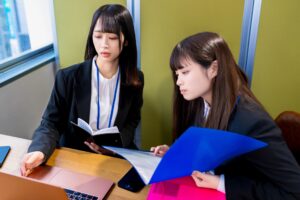 「教える」の英語表現は? ビジネスシーンでの使い分けも徹底解説します